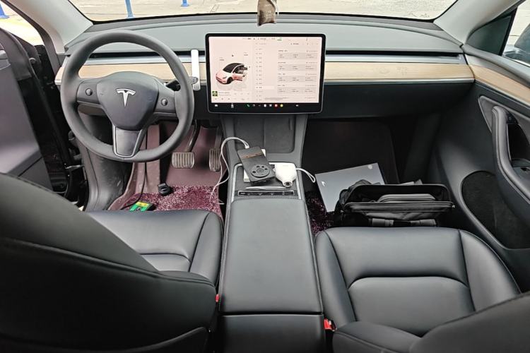 Used Tesla Model Y 2022 Long-Range All-Wheel-Drive Version Center Console