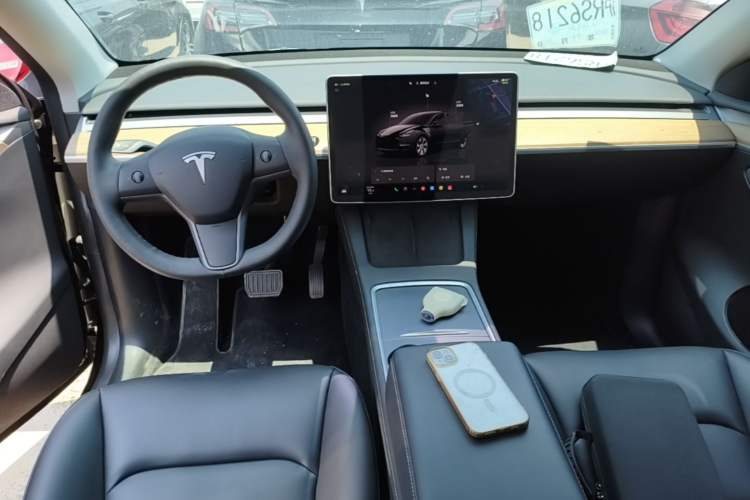 Used Tesla Model Y 2022 Long-Range All-Wheel-Drive Version Center Console