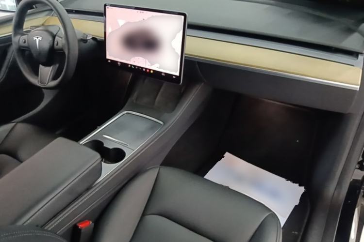 Used Tesla Model Y 2022 Long-Range All-Wheel-Drive Version Center Console
