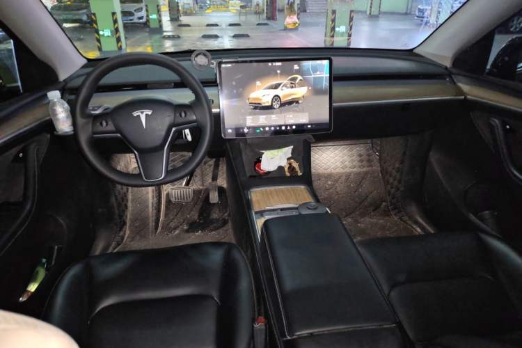 Used Tesla Model Y 2022 Long-Range All-Wheel-Drive Version Center Console