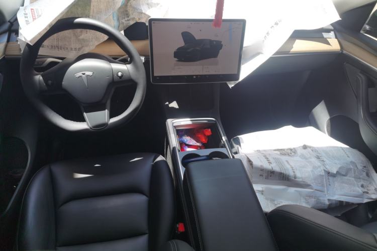 Used Tesla Model Y 2022 Long-Range All-Wheel-Drive Version Center Console