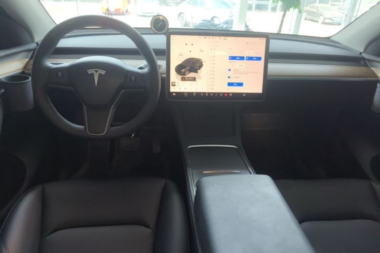Used Tesla Model Y 2022 Long-Range All-Wheel-Drive Version Center Console