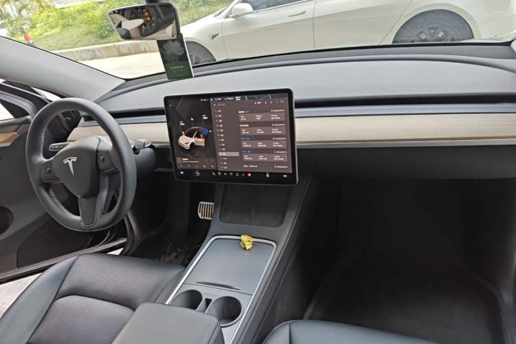 Used Tesla Model Y 2022 Long-Range All-Wheel-Drive Version Center Console