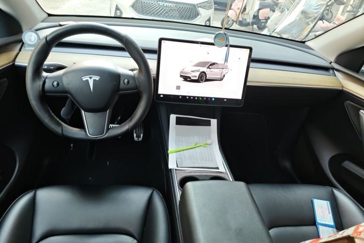 Used Tesla Model Y 2022 Long-Range All-Wheel-Drive Version Center Console