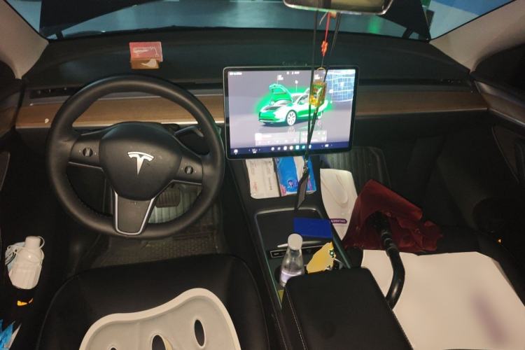 Used Tesla Model Y 2022 Long-Range All-Wheel-Drive Version Center Console
