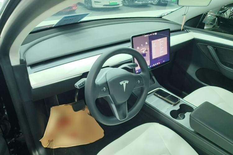 Used Tesla Model Y 2022 Long-Range All-Wheel-Drive Version Center Console