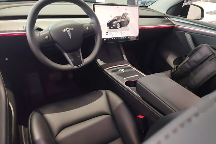 Used Tesla Model Y 2022 Long-Range All-Wheel-Drive Version Center Console