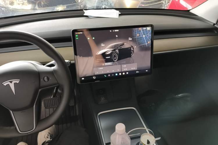 Used Tesla Model Y 2022 Long-Range All-Wheel-Drive Version Center Console