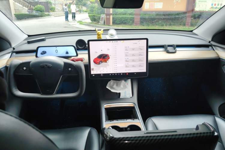 Used Tesla Model Y 2022 Long-Range All-Wheel-Drive Version Center Console
