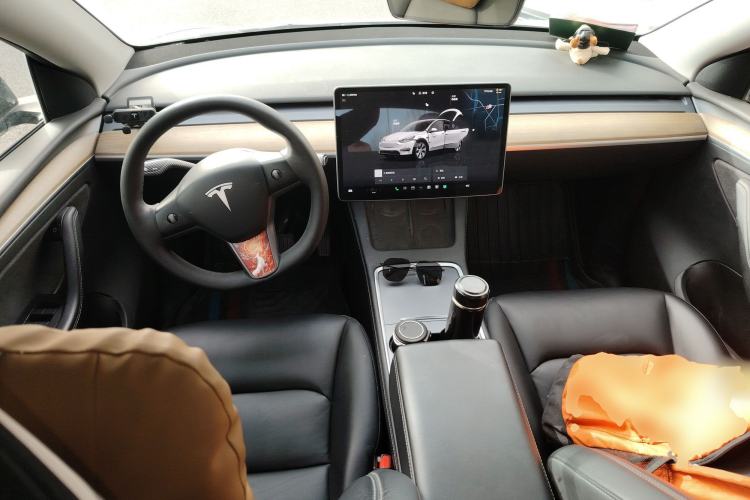 Used Tesla Model Y 2022 Long-Range All-Wheel-Drive Version Center Console