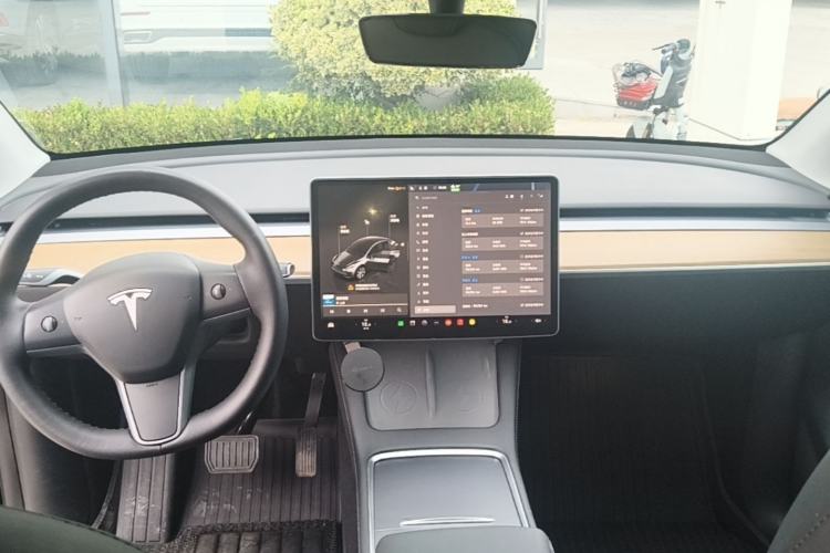 Used Tesla Model Y 2022 Long-Range All-Wheel-Drive Version Center Console