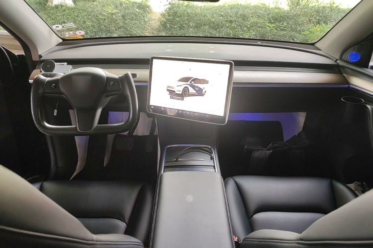 Used Tesla Model Y 2022 Long-Range All-Wheel-Drive Version Center Console