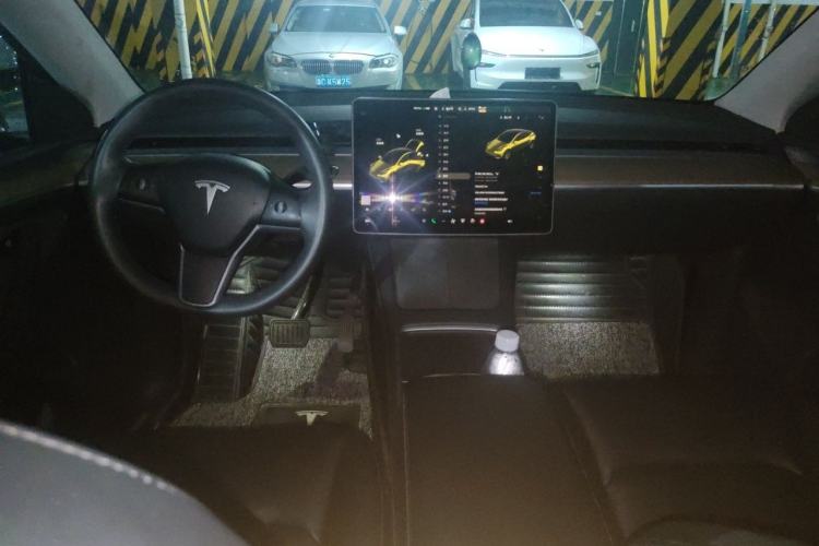 Used Tesla Model Y 2022 Long-Range All-Wheel-Drive Version Center Console