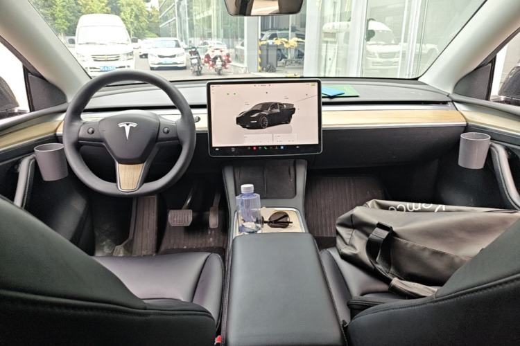 Used Tesla Model Y 2022 Long-Range All-Wheel-Drive Version Center Console