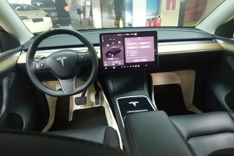 Used Tesla Model Y 2022 Long-Range All-Wheel-Drive Version Center Console