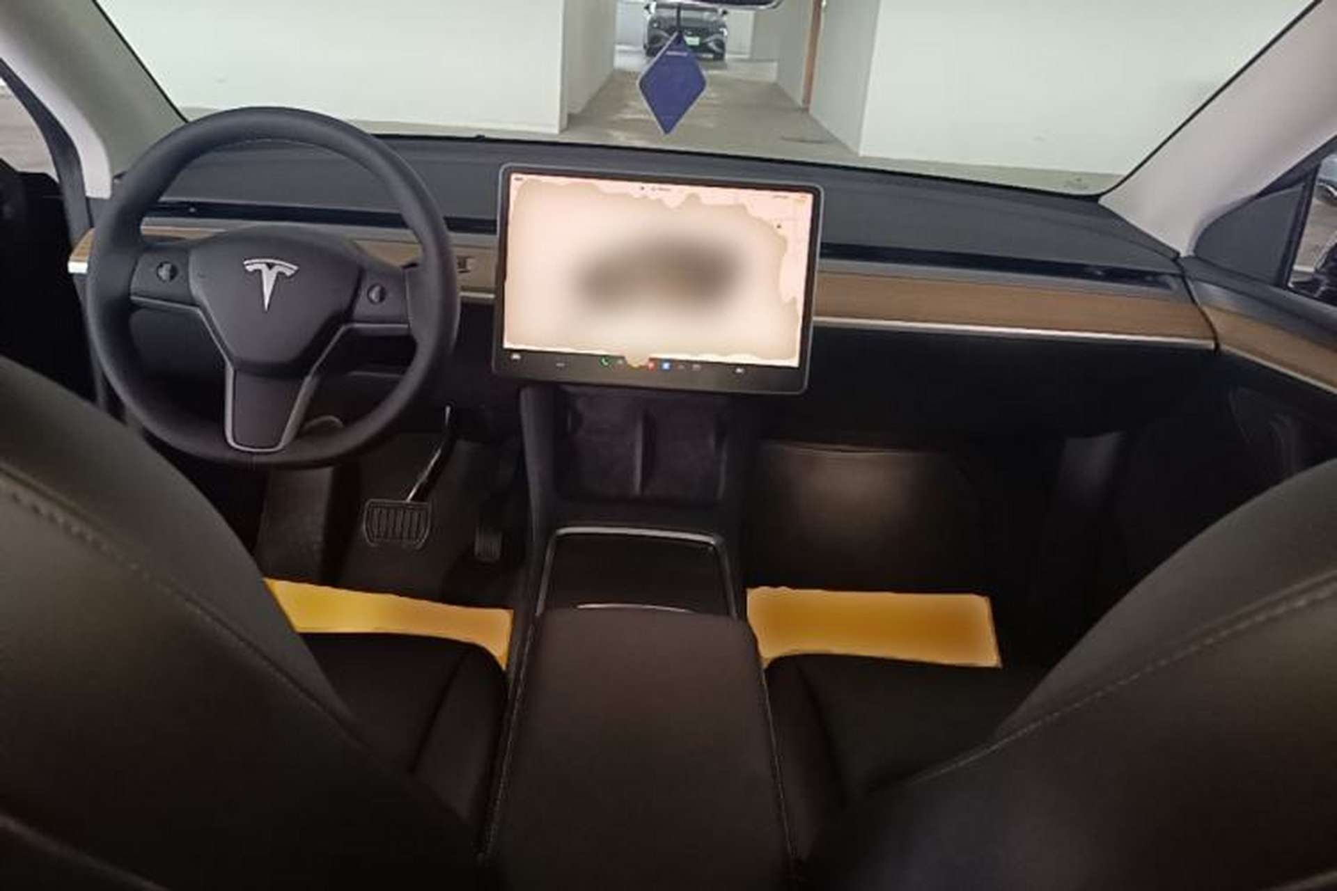 Used Tesla Model Y 2022 Long-Range All-Wheel-Drive Version Center Console