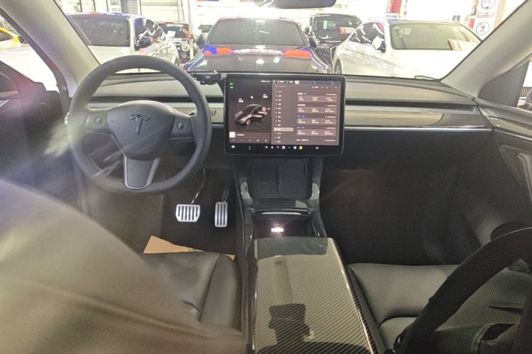 Used Tesla Model Y 2022 Long-Range All-Wheel-Drive Version Center Console