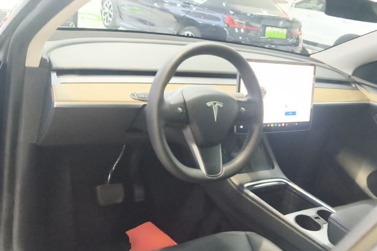 Used Tesla Model Y 2022 Long-Range All-Wheel-Drive Version Center Console