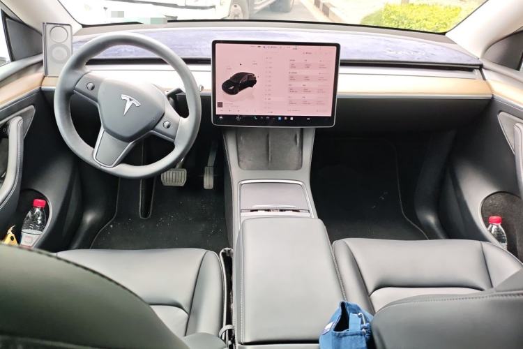 Used Tesla Model Y 2022 Long-Range All-Wheel-Drive Version Center Console