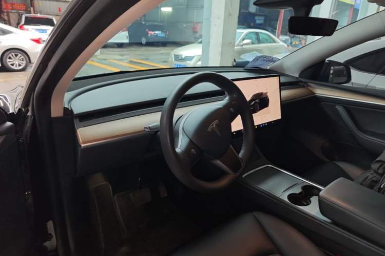 Used Tesla Model Y 2022 Long-Range All-Wheel-Drive Version Center Console