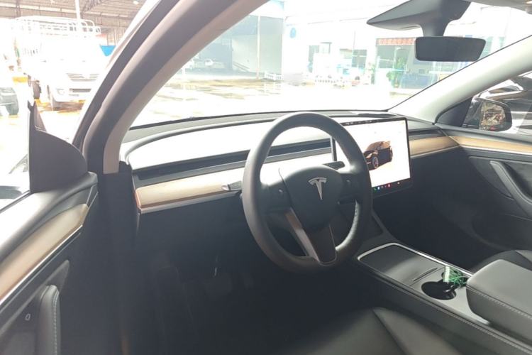 Used Tesla Model Y 2022 Long-Range All-Wheel-Drive Version Center Console