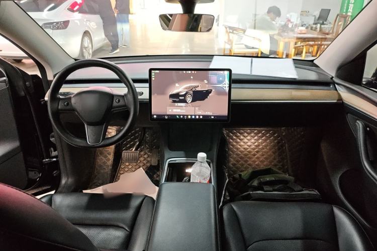 Used Tesla Model Y 2022 Long-Range All-Wheel-Drive Version Center Console