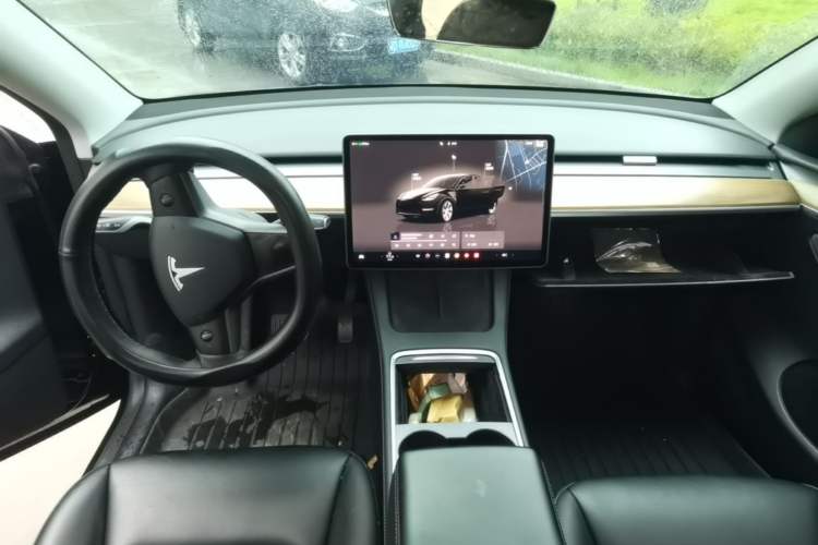 Used Tesla Model Y 2022 Long-Range All-Wheel-Drive Version Center Console