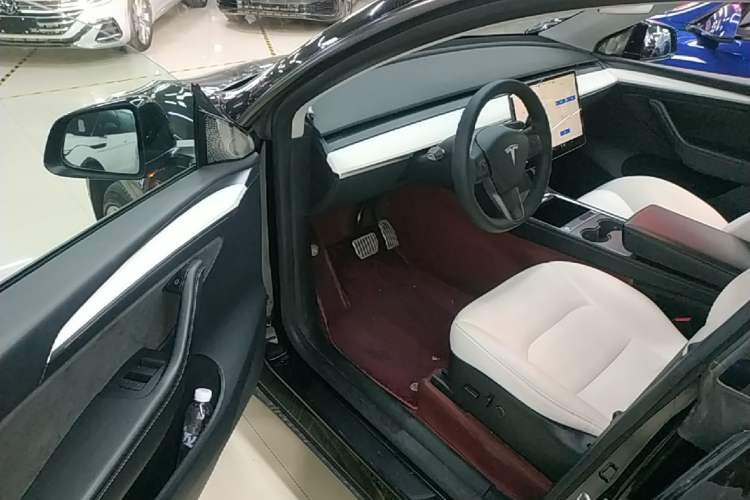 Used Tesla Model Y 2022 Long-Range All-Wheel-Drive Version Driver Seat