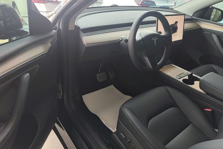 Used Tesla Model Y 2022 Long-Range All-Wheel-Drive Version Driver Seat