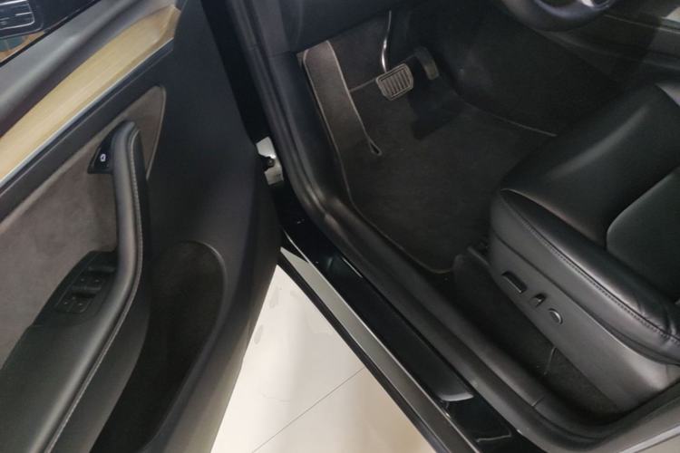 Used Tesla Model Y 2022 Long-Range All-Wheel-Drive Version Driver Seat