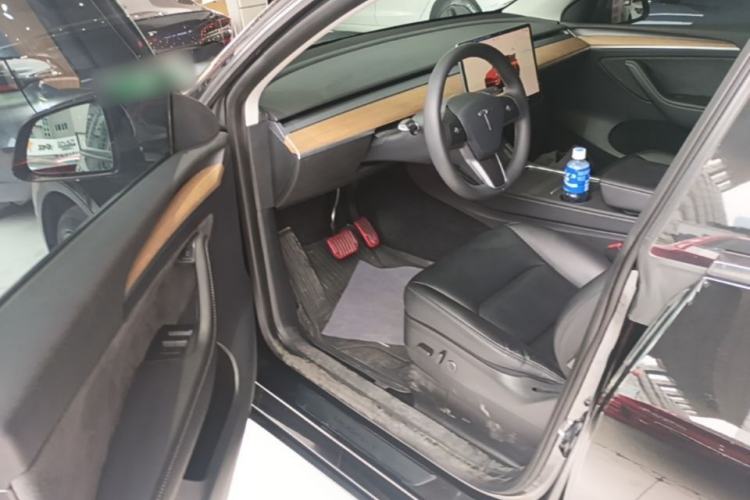 Used Tesla Model Y 2022 Long-Range All-Wheel-Drive Version Driver Seat