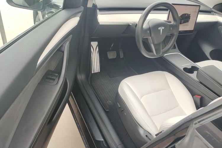 Used Tesla Model Y 2022 Long-Range All-Wheel-Drive Version Driver Seat