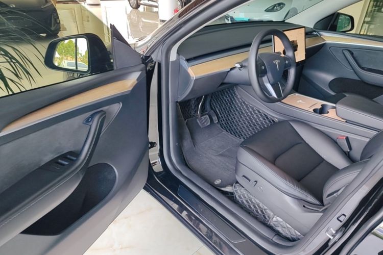 Used Tesla Model Y 2022 Long-Range All-Wheel-Drive Version Driver Seat