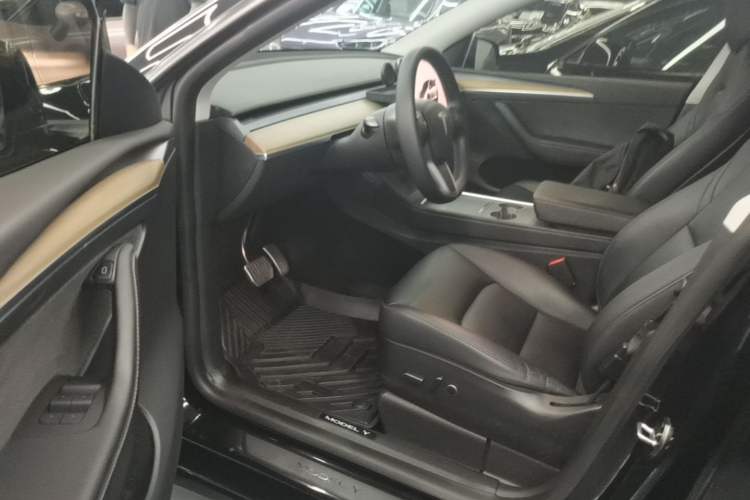 Used Tesla Model Y 2022 Long-Range All-Wheel-Drive Version Driver Seat