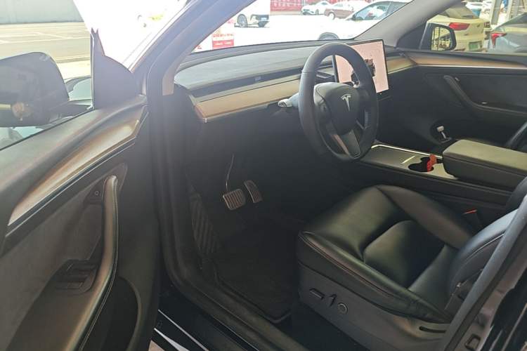 Used Tesla Model Y 2022 Long-Range All-Wheel-Drive Version Driver Seat