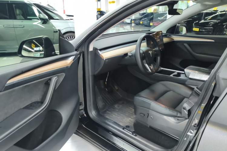 Used Tesla Model Y 2022 Long-Range All-Wheel-Drive Version Driver Seat