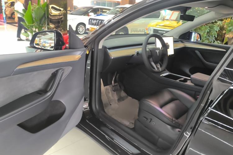 Used Tesla Model Y 2022 Long-Range All-Wheel-Drive Version Driver Seat