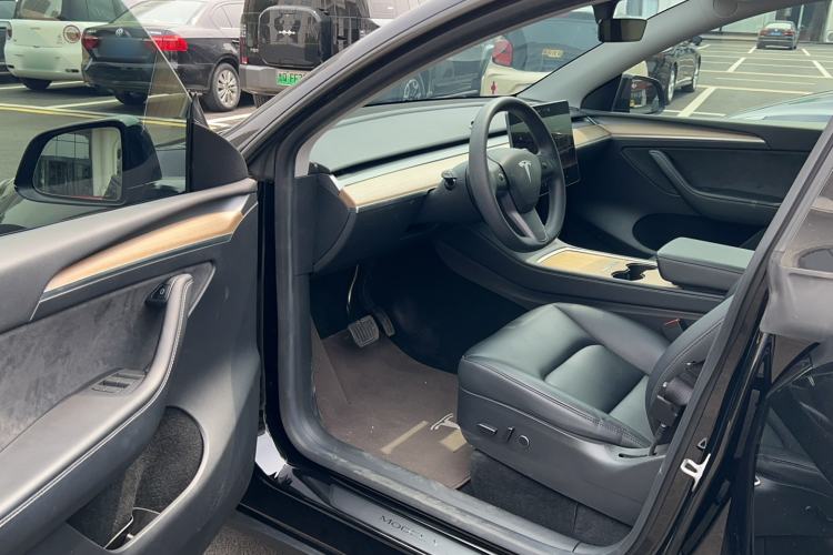 Used Tesla Model Y 2022 Long-Range All-Wheel-Drive Version Driver Seat