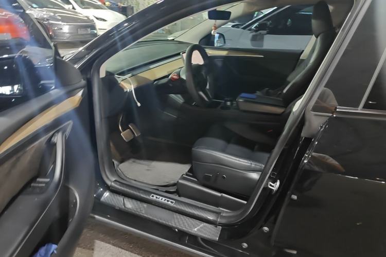 Used Tesla Model Y 2022 Long-Range All-Wheel-Drive Version Driver Seat