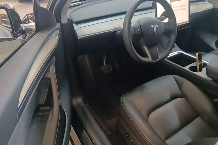 Used Tesla Model Y 2022 Long-Range All-Wheel-Drive Version Driver Seat