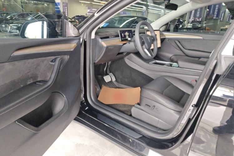 Used Tesla Model Y 2022 Long-Range All-Wheel-Drive Version Driver Seat