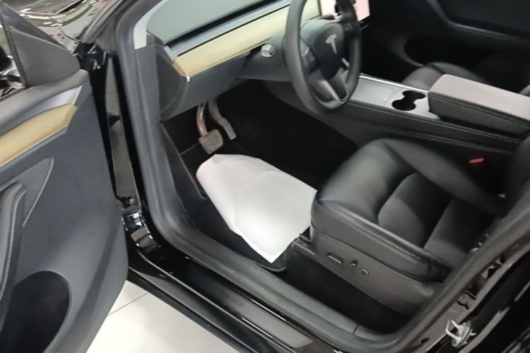 Used Tesla Model Y 2022 Long-Range All-Wheel-Drive Version Driver Seat
