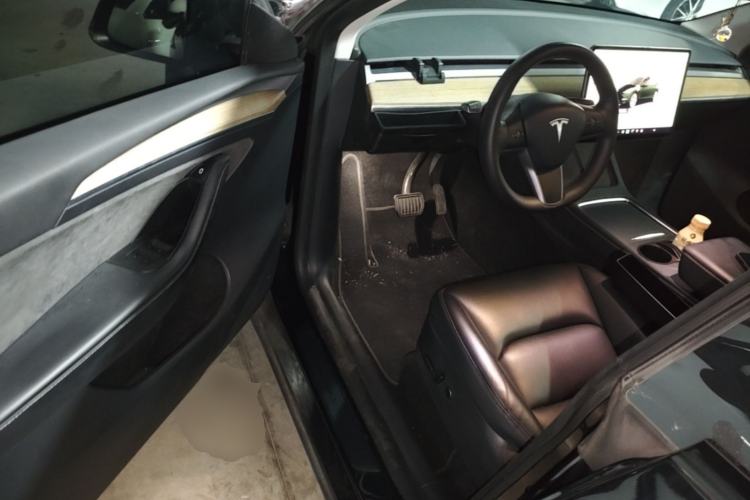 Used Tesla Model Y 2022 Long-Range All-Wheel-Drive Version Driver Seat