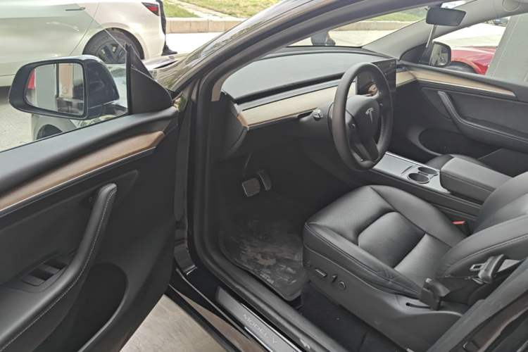 Used Tesla Model Y 2022 Long-Range All-Wheel-Drive Version Driver Seat