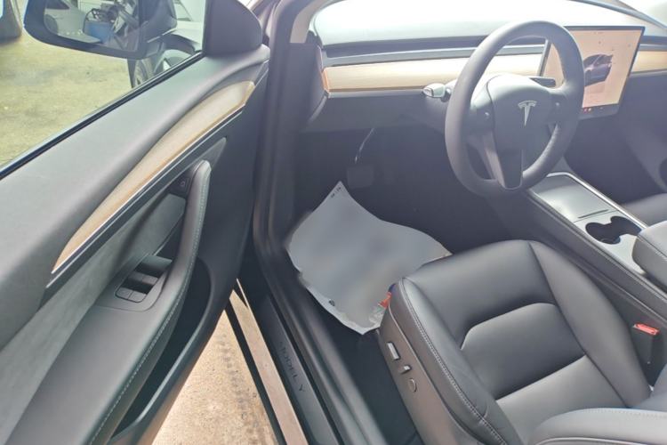 Used Tesla Model Y 2022 Long-Range All-Wheel-Drive Version Driver Seat