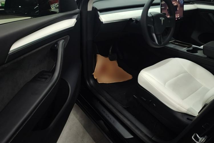 Used Tesla Model Y 2022 Long-Range All-Wheel-Drive Version Driver Seat
