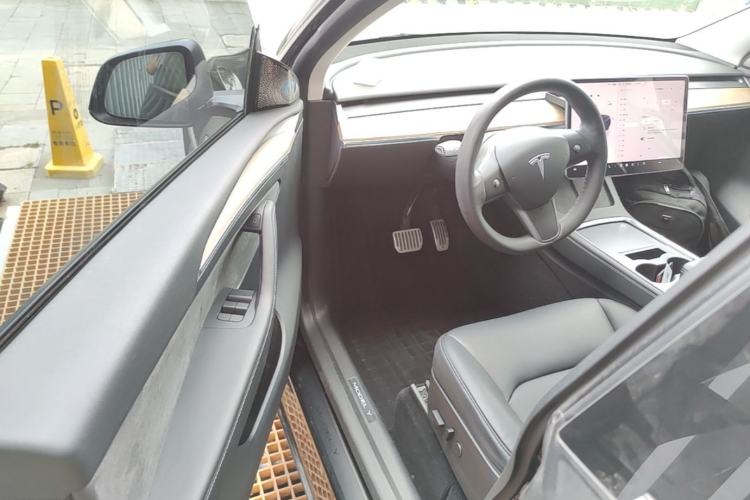 Used Tesla Model Y 2022 Long-Range All-Wheel-Drive Version Driver Seat