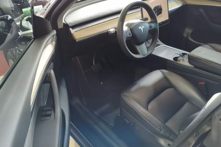 Used Tesla Model Y 2022 Long-Range All-Wheel-Drive Version Driver Seat
