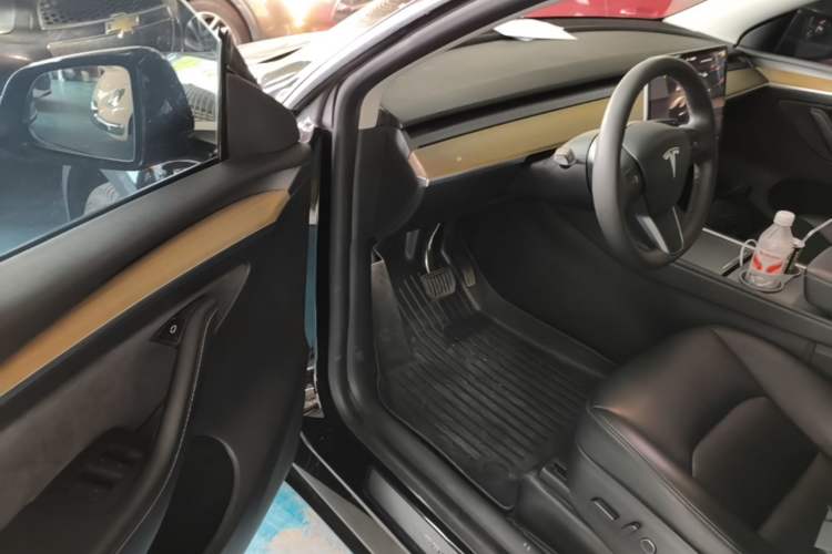 Used Tesla Model Y 2022 Long-Range All-Wheel-Drive Version Driver Seat