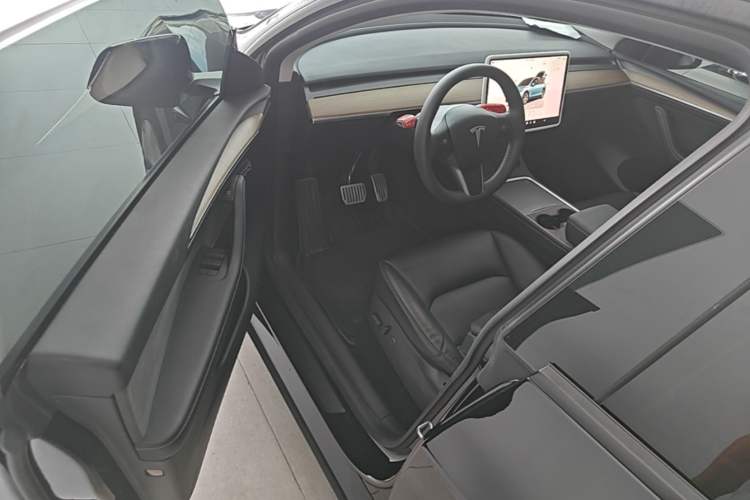 Used Tesla Model Y 2022 Long-Range All-Wheel-Drive Version Driver Seat